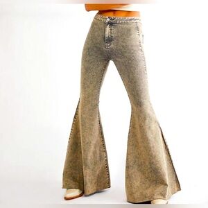 FREE PEOPLE | CROPPED FLOAT ON FLARE | 27 **SHORT**| STONE WASHED | NWOT